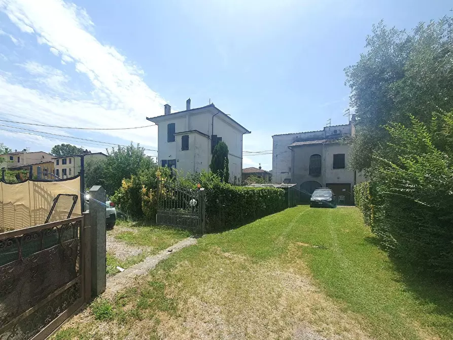Immagine 50 di Villa in vendita  a Lucca