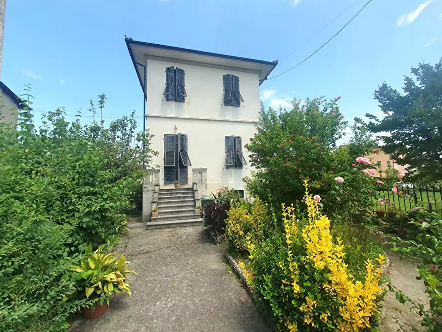 Immagine 1 di Villa in vendita  a Lucca
