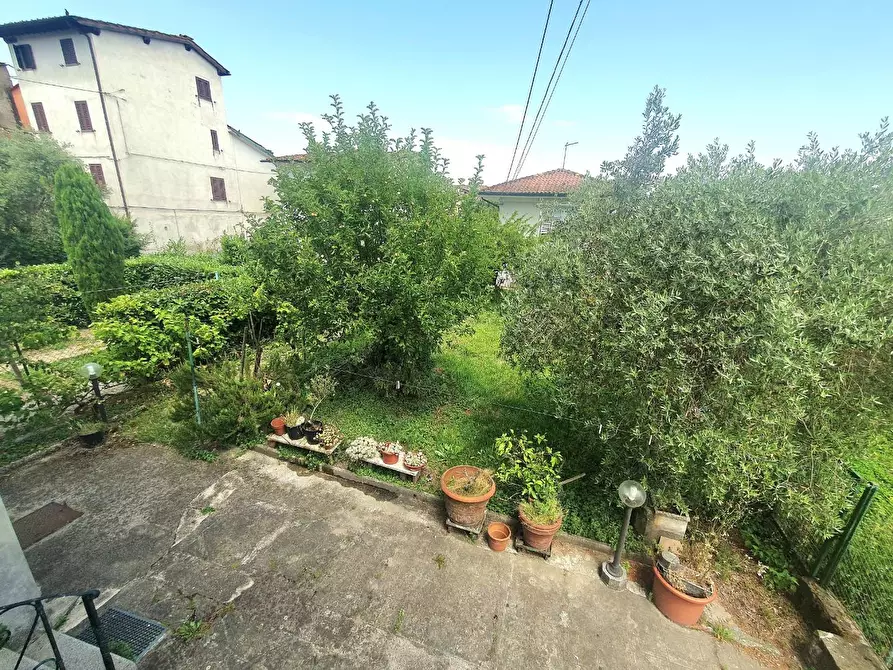 Immagine 11 di Villa in vendita  a Lucca