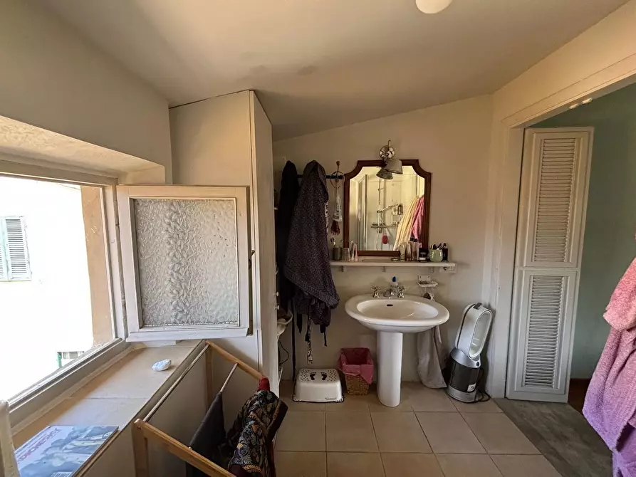 Immagine 11 di Appartamento in vendita  a Lucca