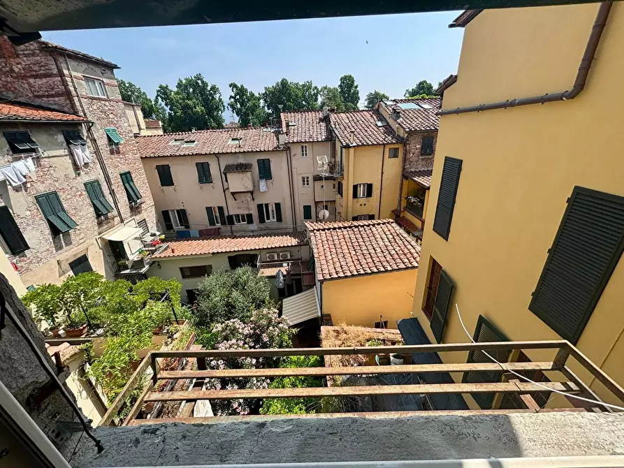 Immagine 12 di Appartamento in vendita  a Lucca