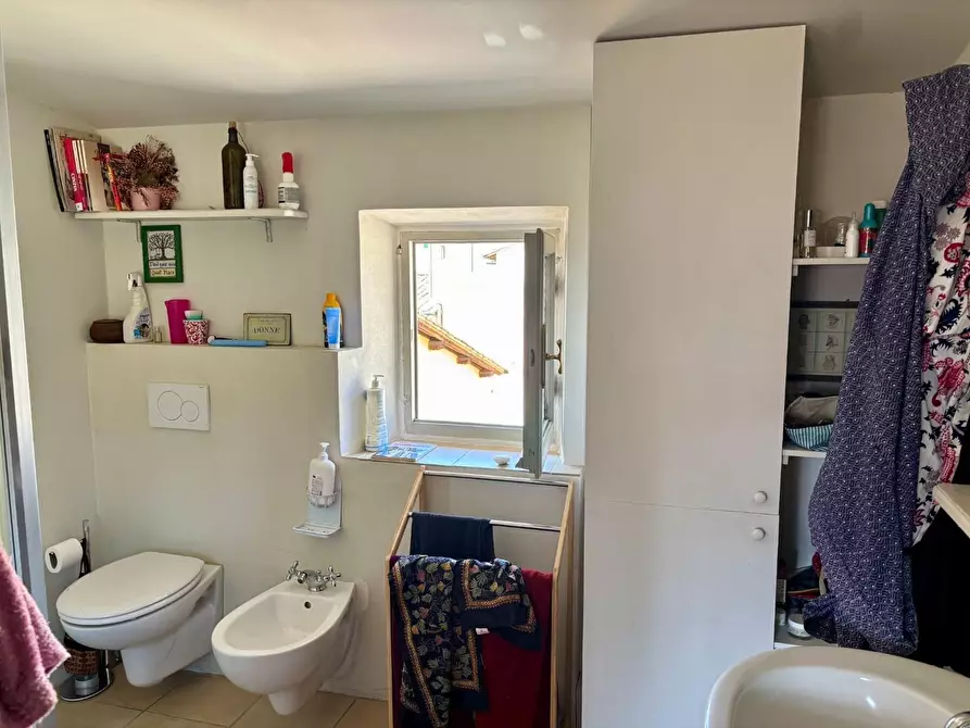 Immagine 13 di Appartamento in vendita  a Lucca