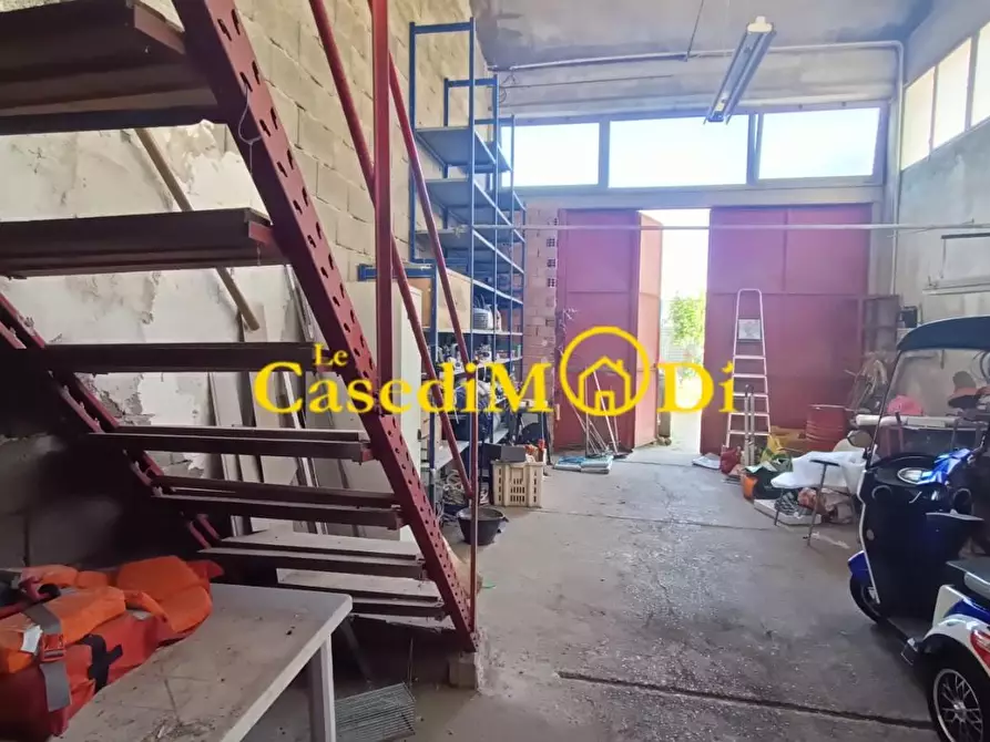 Immagine 3 di Capannone industriale in vendita  a Livorno
