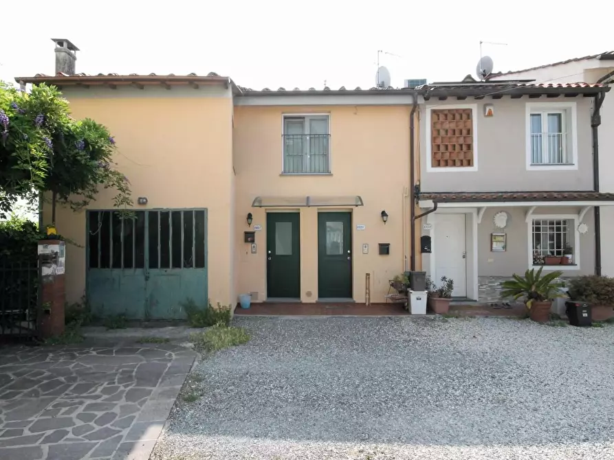 Immagine 14 di Appartamento in vendita  a Lucca