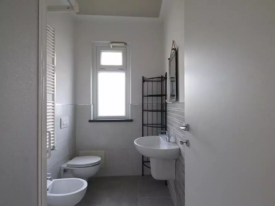 Immagine 11 di Appartamento in vendita  a Lucca