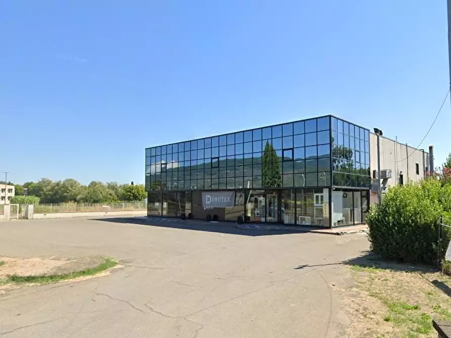 Immagine 1 di Locale commerciale in vendita  a Bientina