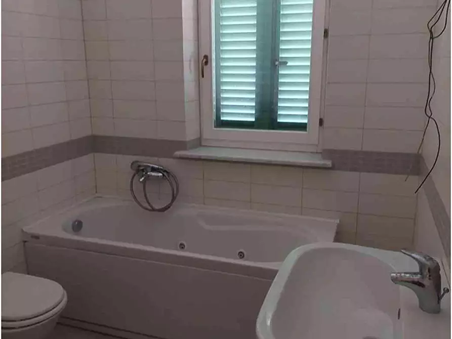 Immagine 9 di Casa semindipendente in vendita  a Carrara