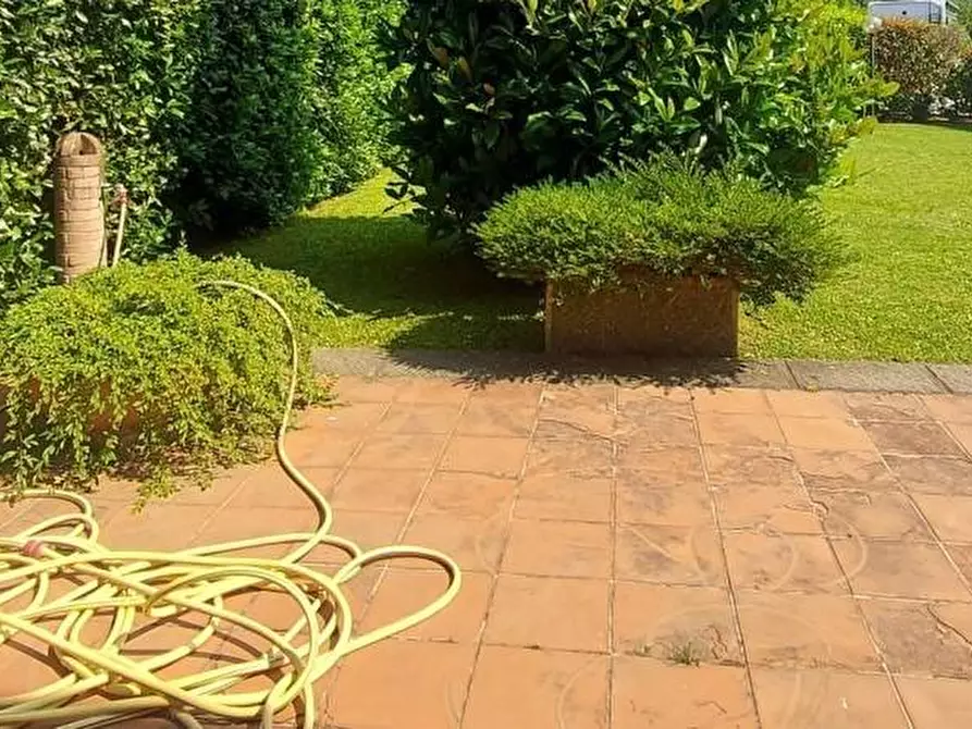 Immagine 6 di Villa in vendita  a Lucca