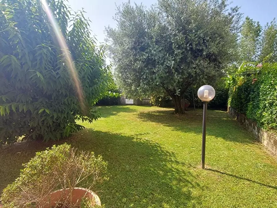 Immagine 4 di Villa in vendita  a Lucca