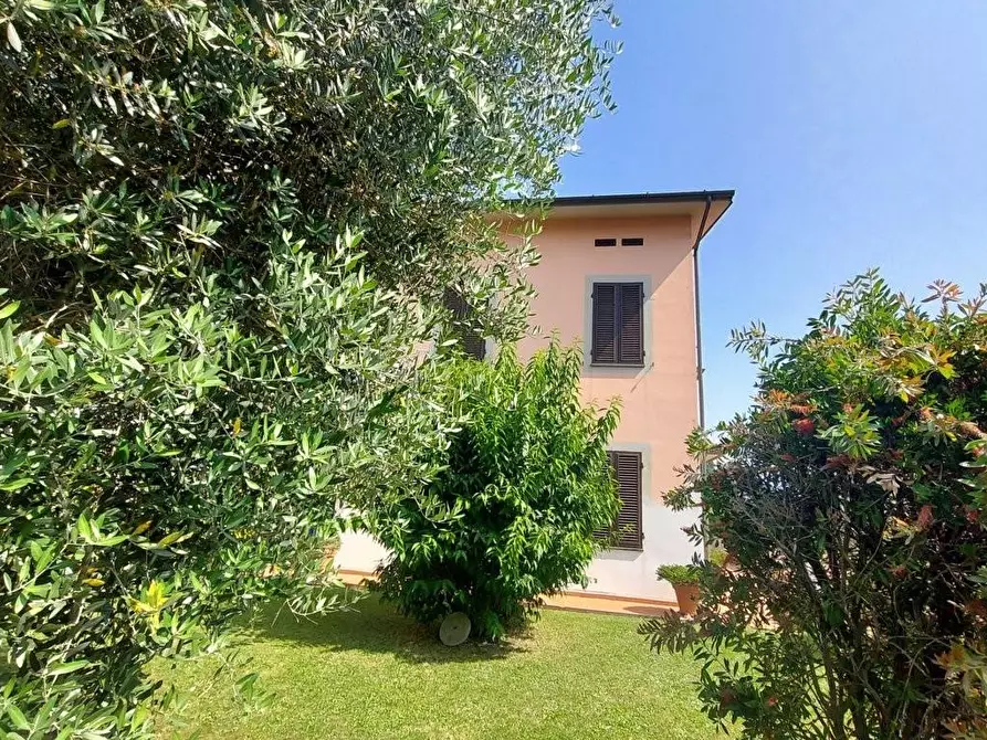 Immagine 5 di Villa in vendita  a Lucca