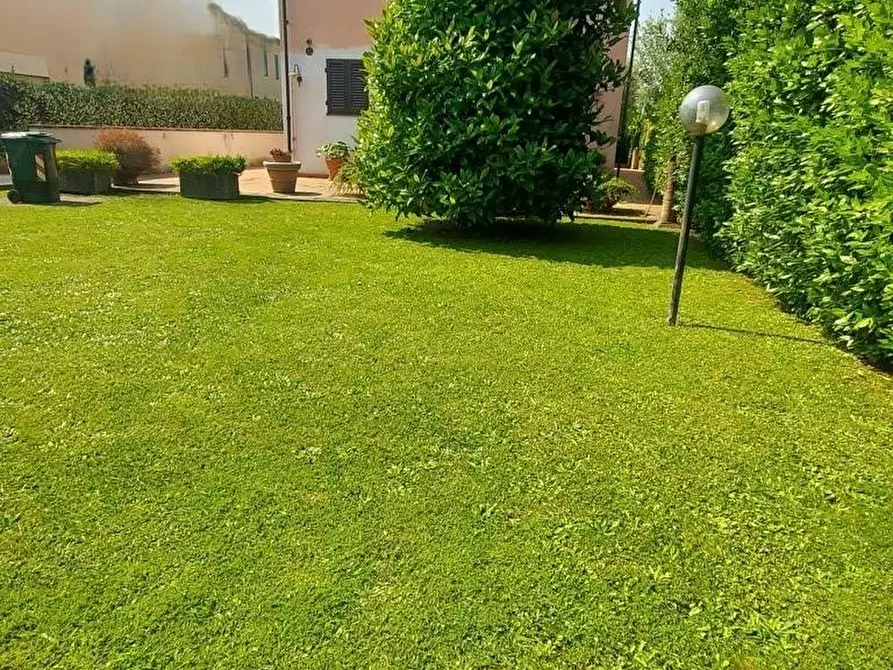 Immagine 3 di Villa in vendita  a Lucca