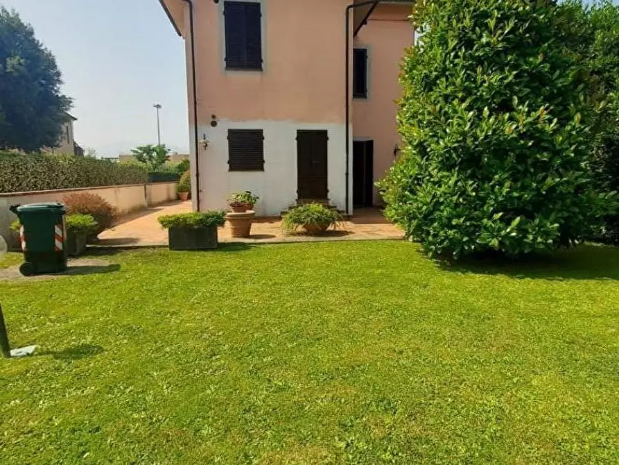 Immagine 1 di Villa in vendita  a Lucca