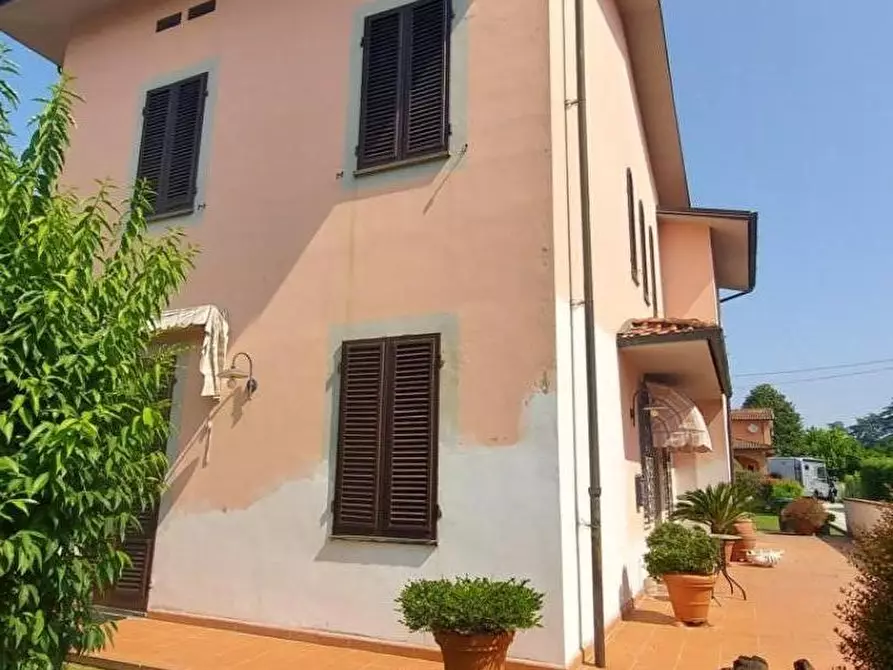 Immagine 2 di Villa in vendita  a Lucca