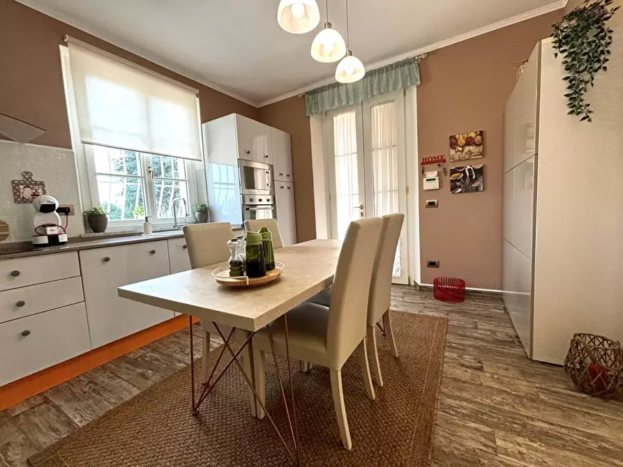 Immagine 4 di Villa in vendita  a Lucca