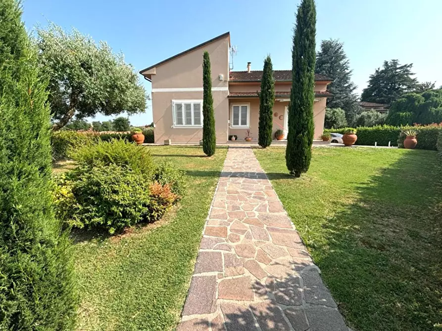 Immagine 18 di Villa in vendita  a Lucca