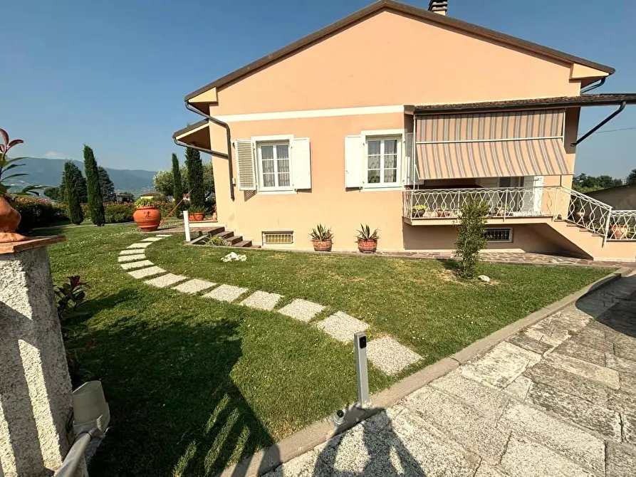 Immagine 17 di Villa in vendita  a Lucca