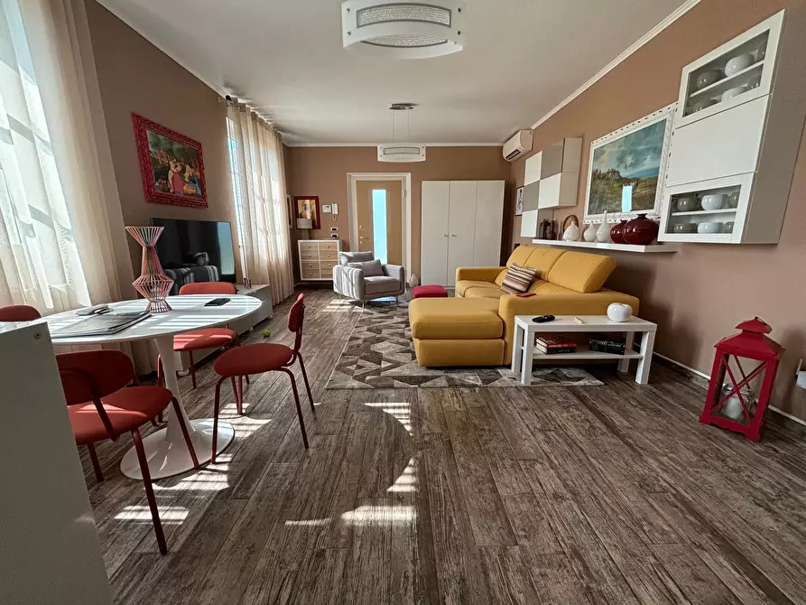 Immagine 2 di Villa in vendita  a Lucca