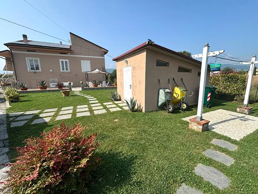 Immagine 19 di Villa in vendita  a Lucca