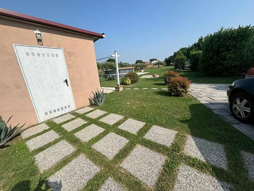 Immagine 20 di Villa in vendita  a Lucca