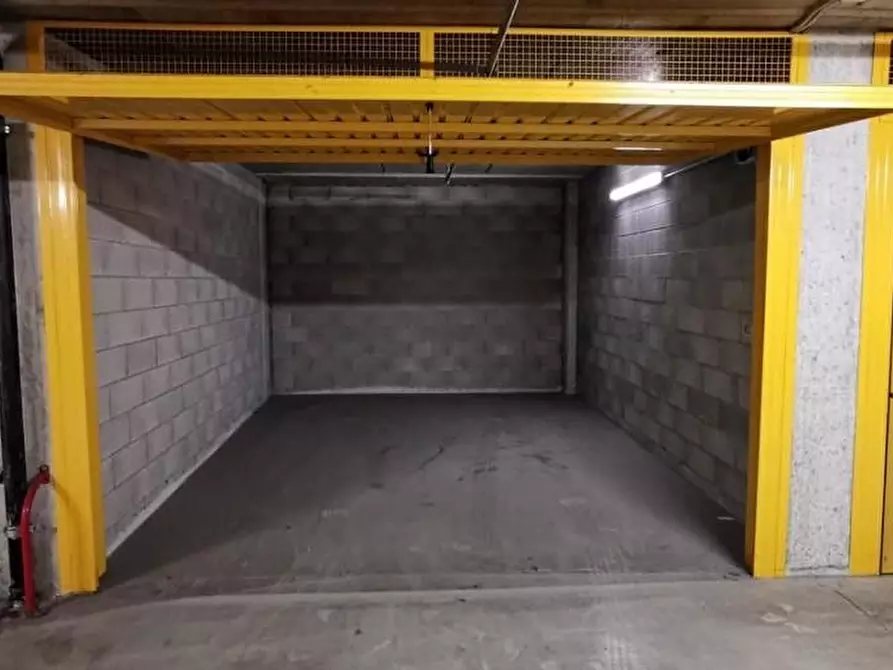 Immagine 1 di Garage in vendita  a Milano