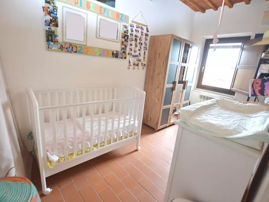 Immagine 11 di Appartamento in vendita  a Lucca