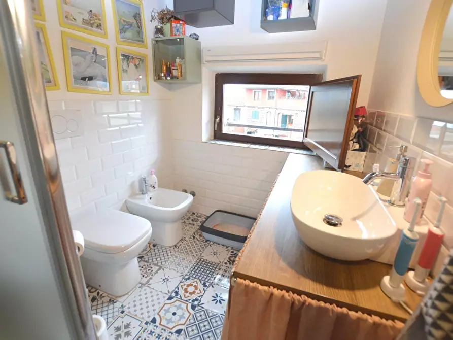 Immagine 15 di Appartamento in vendita  a Lucca