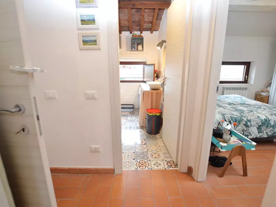 Immagine 6 di Appartamento in vendita  a Lucca