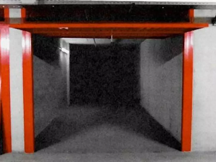 Immagine 1 di Garage in vendita  a Milano