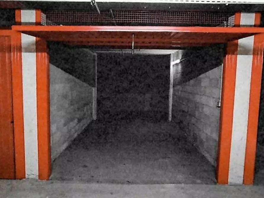Immagine 1 di Garage in vendita  a Milano