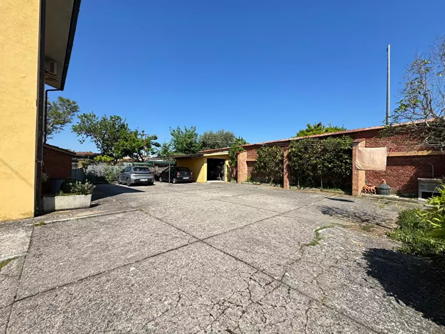 Immagine 60 di Villa in vendita  a Pisa