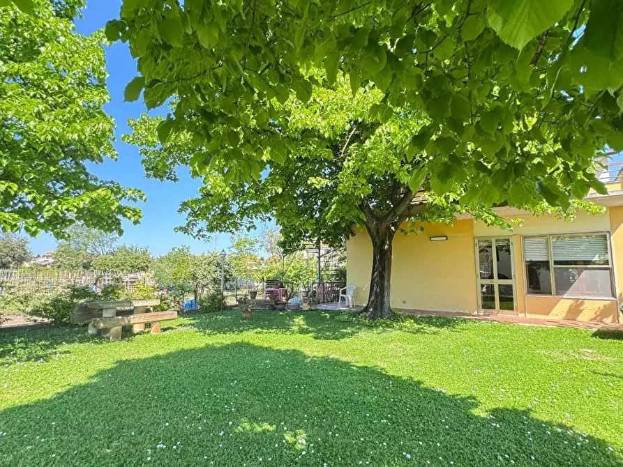 Immagine 2 di Villa in vendita  a Pisa