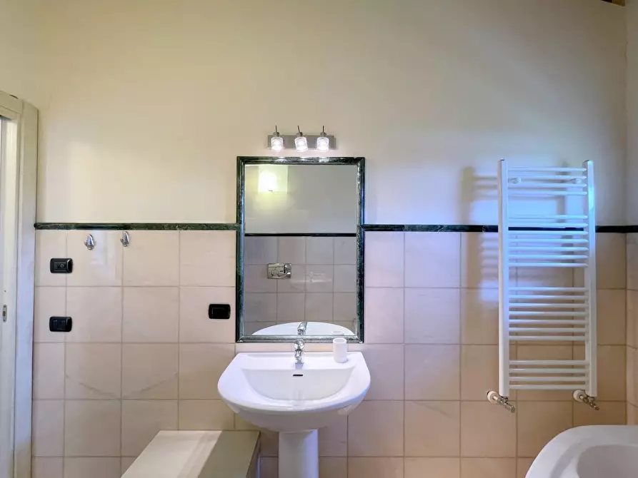 Immagine 57 di Casa bifamiliare in vendita  a Camaiore