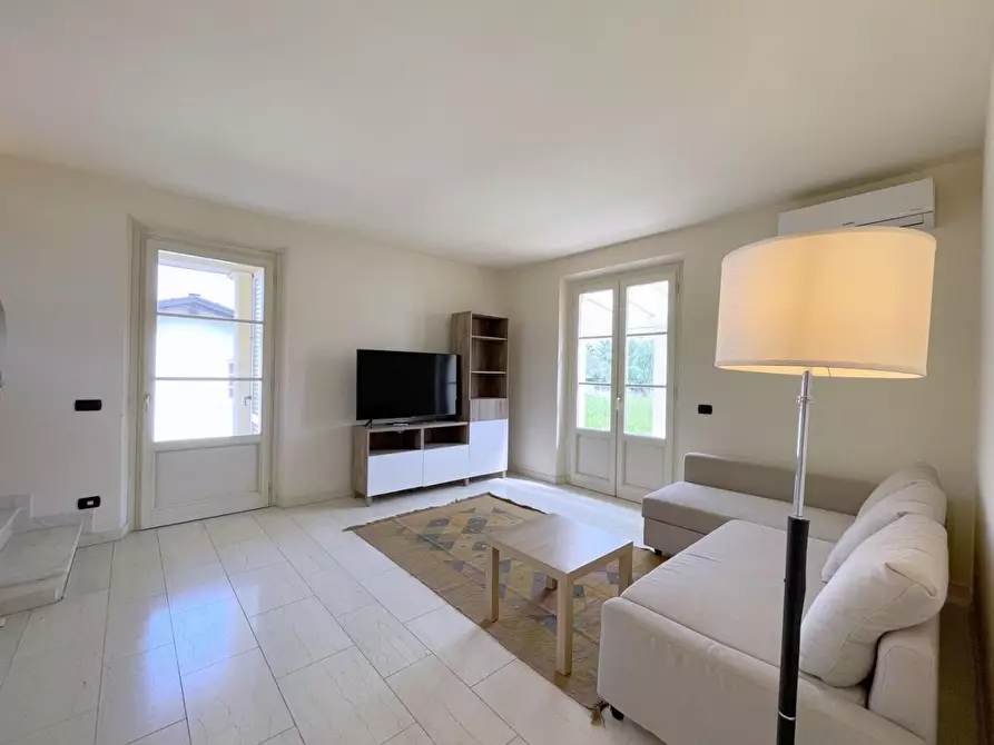 Immagine 1 di Casa bifamiliare in vendita  a Camaiore