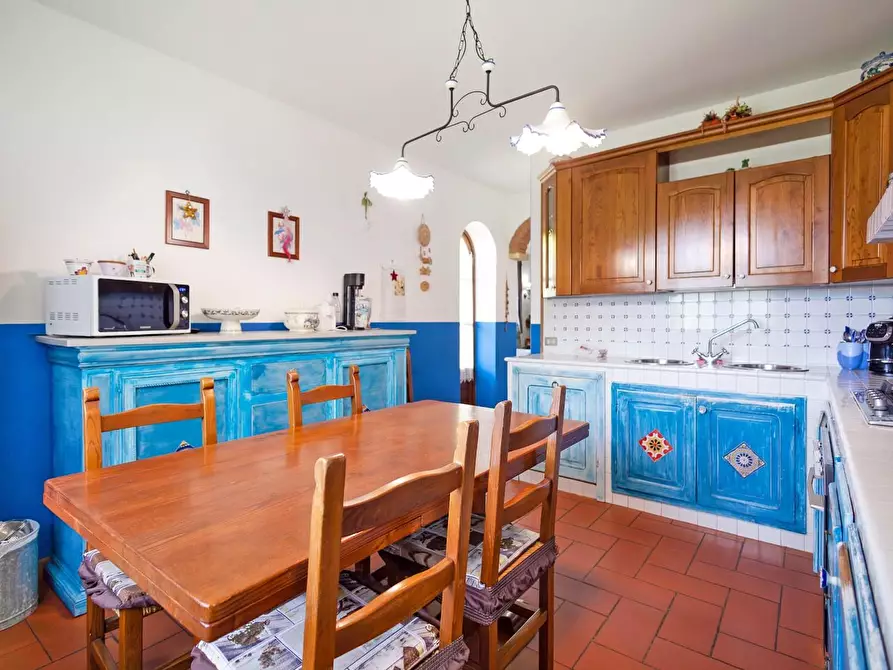 Immagine 9 di Villa in vendita  a Massa