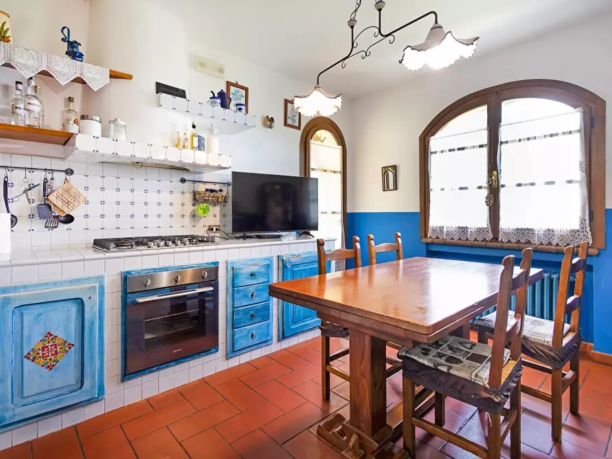 Immagine 8 di Villa in vendita  a Massa