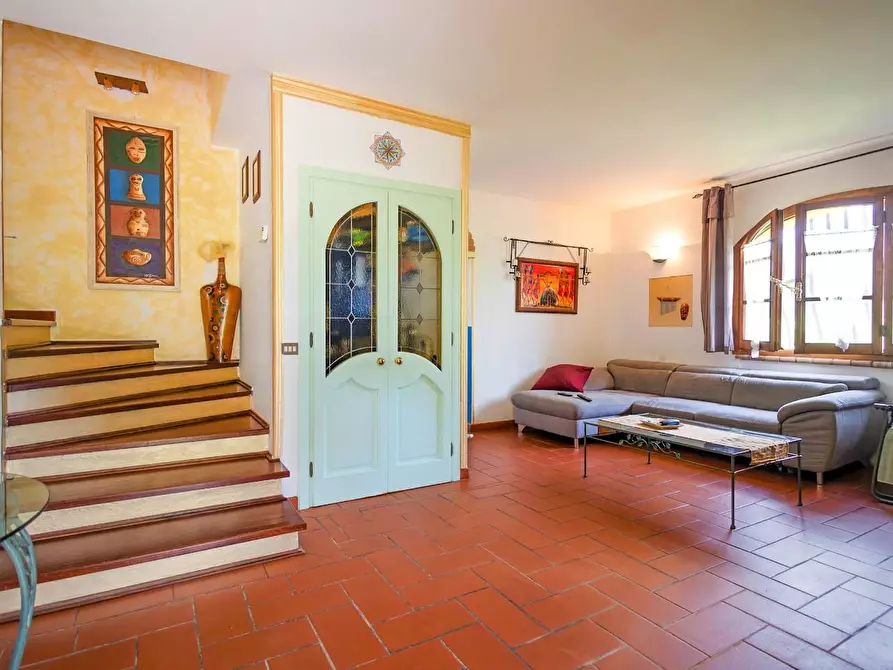 Immagine 4 di Villa in vendita  a Massa