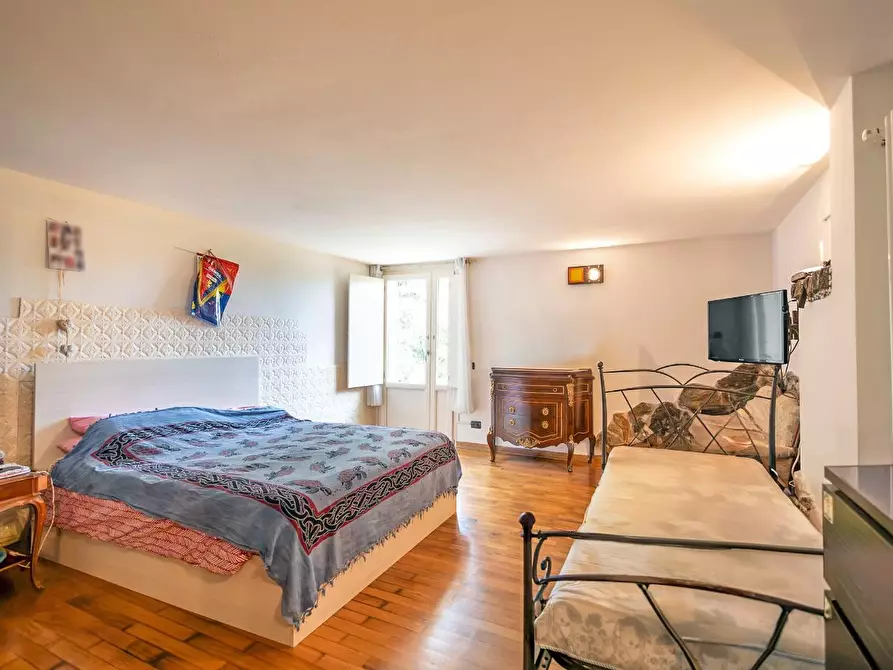 Immagine 20 di Villa in vendita  a Massa