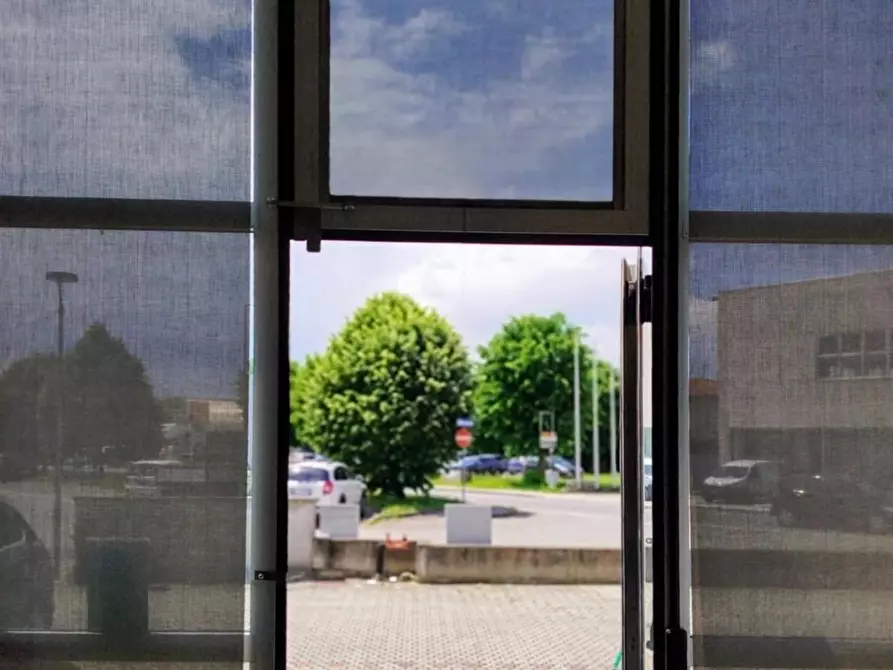 Immagine 4 di Locale commerciale in affitto  a Pontedera