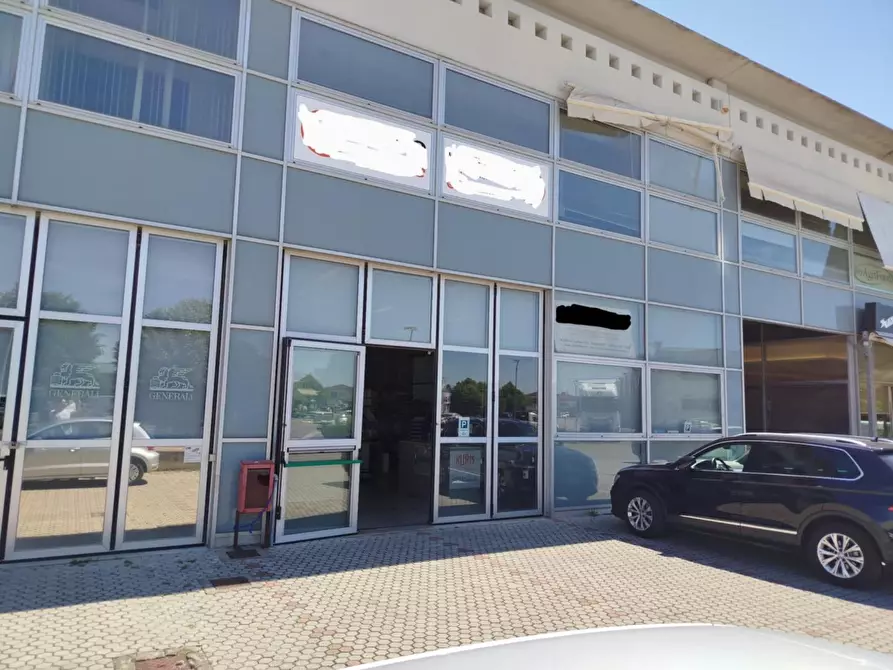 Immagine 2 di Locale commerciale in affitto  a Pontedera