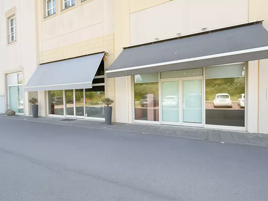 Immagine 8 di Locale commerciale in affitto  a Calcinaia