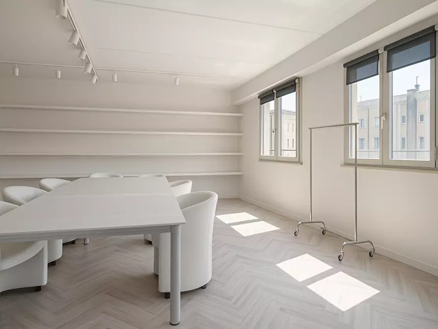 Immagine 6 di Locale commerciale in affitto  a Calcinaia