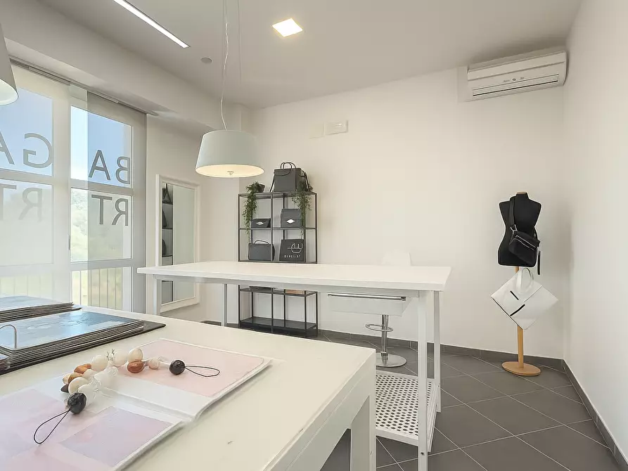 Immagine 5 di Ufficio in affitto  a Calcinaia