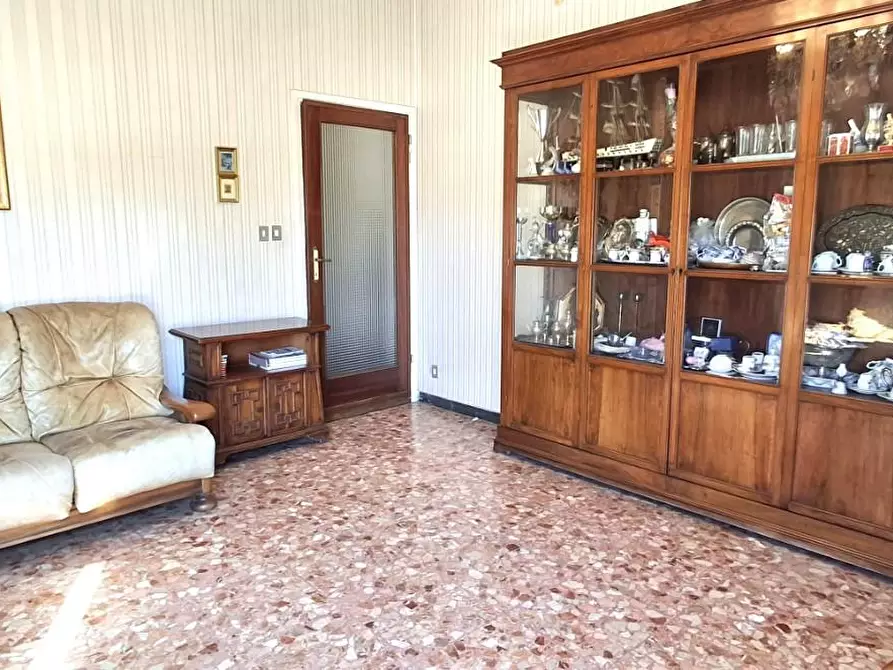 Immagine 10 di Appartamento in vendita  a Lucca