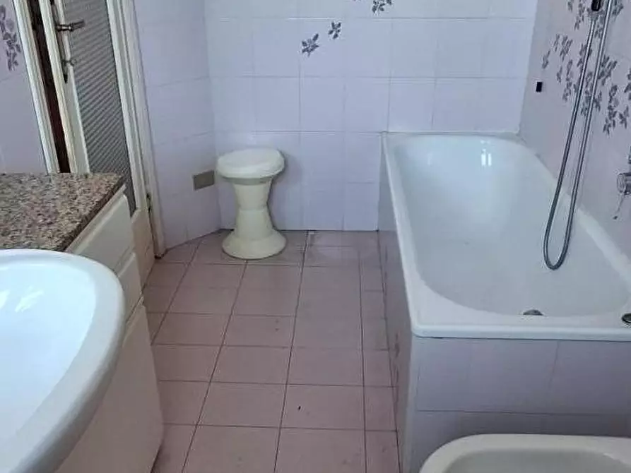 Immagine 19 di Appartamento in vendita  a Lucca