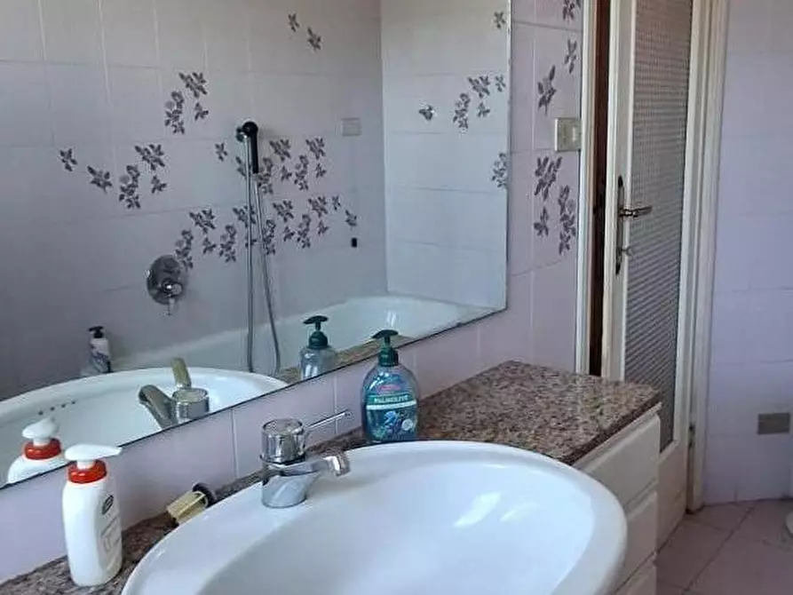 Immagine 20 di Appartamento in vendita  a Lucca