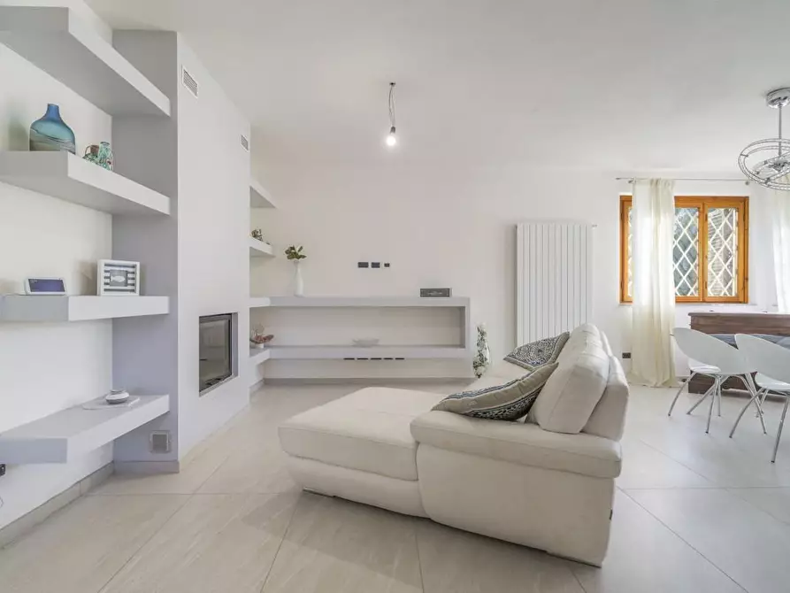 Immagine 9 di Casa indipendente in vendita  a Camaiore