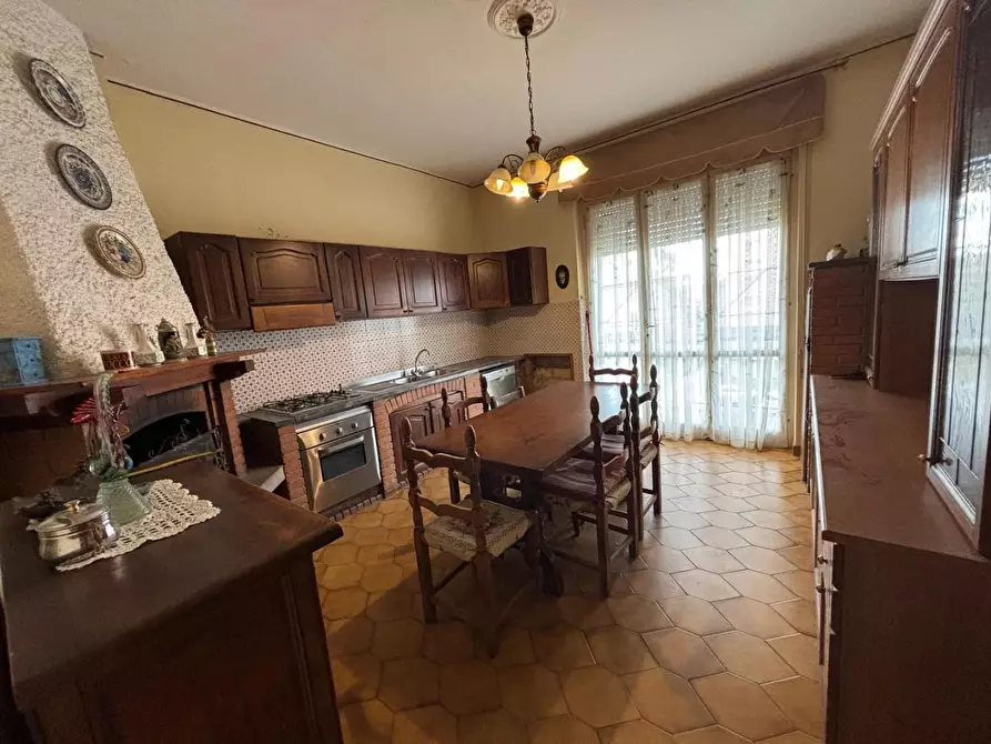 Immagine 1 di Appartamento in vendita  a Massa