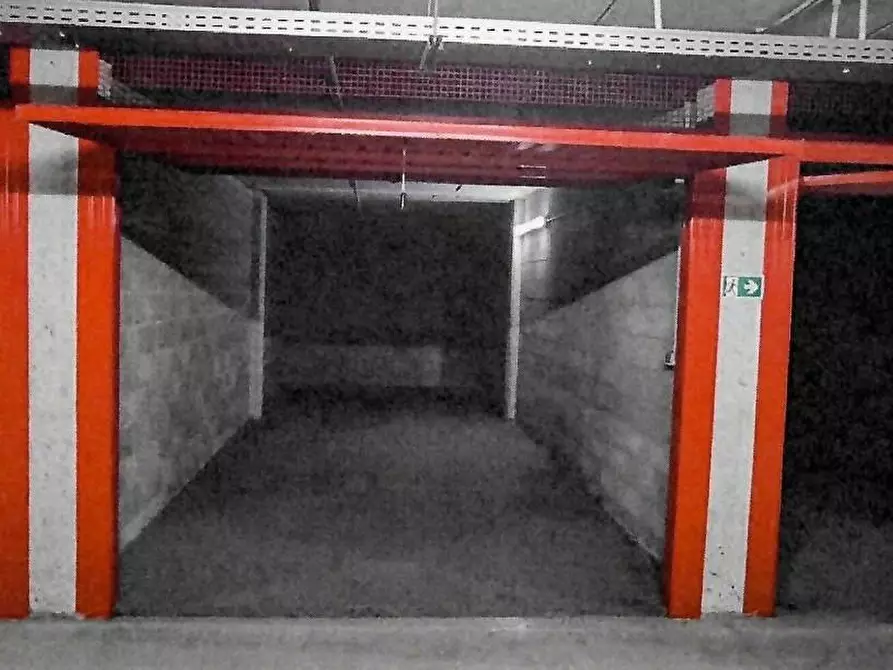 Immagine 1 di Garage in vendita  a Milano
