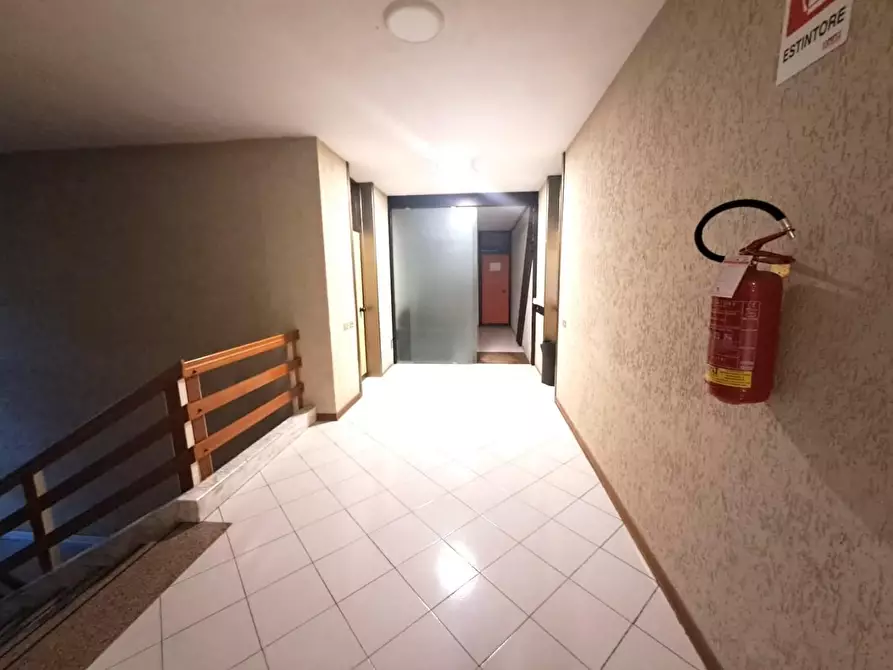 Immagine 11 di Ufficio in affitto  a Carrara