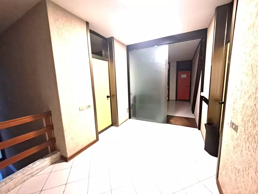 Immagine 12 di Ufficio in affitto  a Carrara